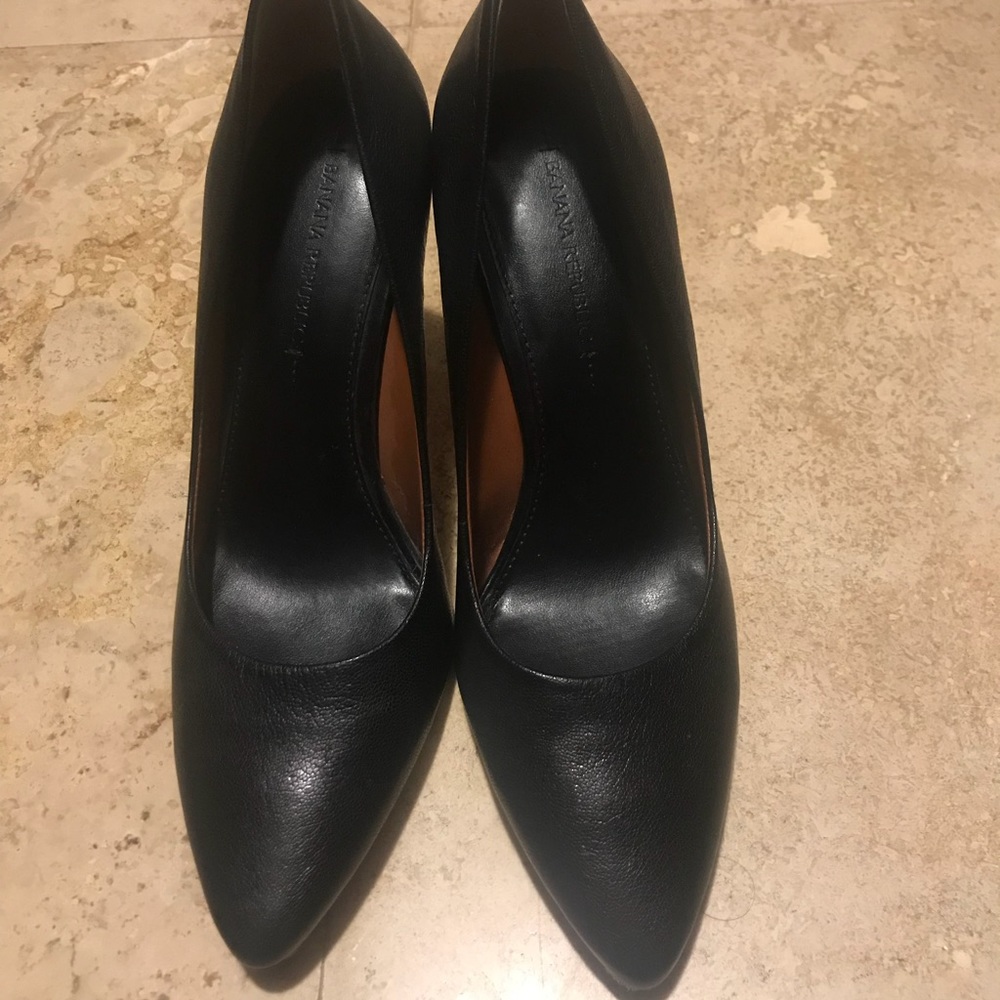 Black leather Banana Republic pumps